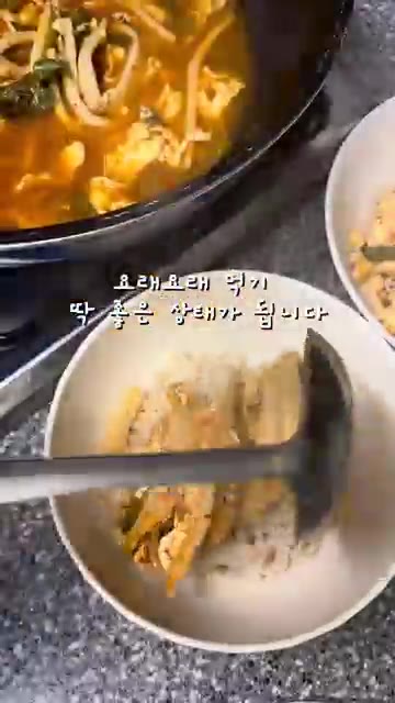 삶은 소면에 완성된 국물을 부어줍니다. — 김진순 매운 어묵국수