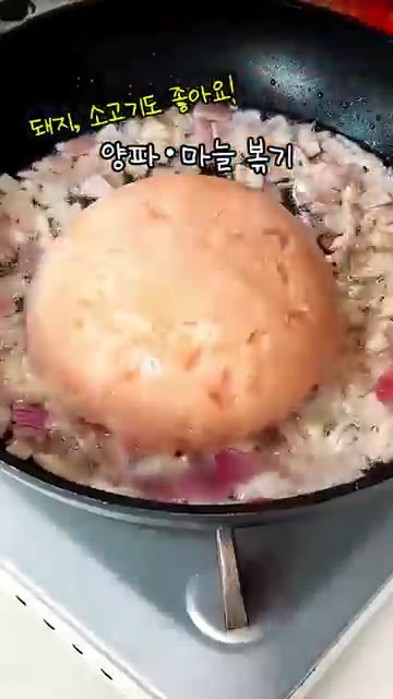 감자컵에 기름을 뿌리고 에어프라이어 180℃에서 15분간 구워 모양… — 감자로 타르트를 만든다고? 감자 치즈 타르트 그릇까지 다 먹어요!