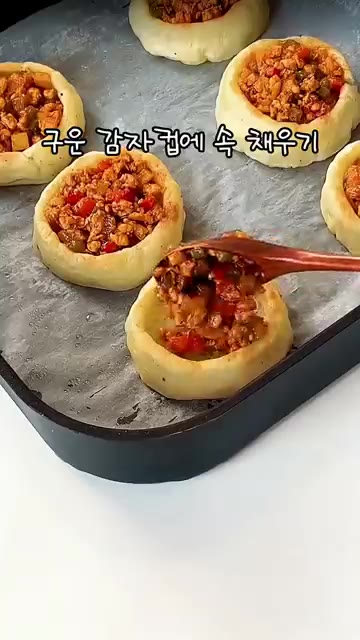 간장, 케첩, 고춧가루, 소금, 후추를 넣고 양념이 배도록 볶은 뒤… — 감자로 타르트를 만든다고? 감자 치즈 타르트 그릇까지 다 먹어요!