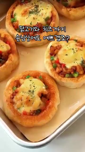 속을 채운 감자컵 위에 슈레드 치즈를 듬뿍 올립니다. — 감자로 타르트를 만든다고? 감자 치즈 타르트 그릇까지 다 먹어요!