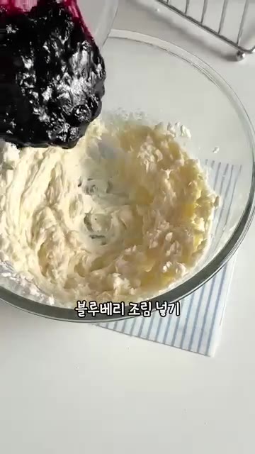 오레오 가루 120g에 녹인 버터 50g을 넣고 섞어 틀 바닥에 깔… — 노오븐 블루베리 무스케이크, 카페에서 산 줄 알았다고?