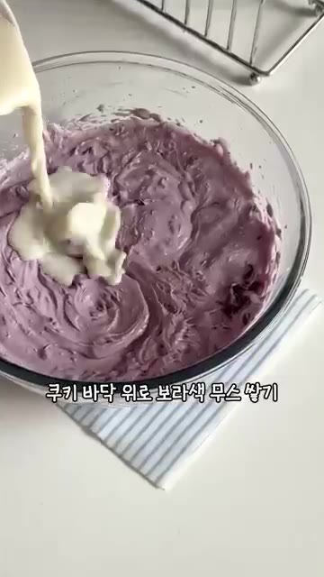 크림치즈 250g과 설탕 40g을 부드럽게 섞은 후, 블루베리 조림… — 노오븐 블루베리 무스케이크, 카페에서 산 줄 알았다고?