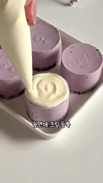 휘핑한 생크림 250g을 넣고 섞은 후, 우유 80g에 녹인 판젤라… — 노오븐 블루베리 무스케이크, 카페에서 산 줄 알았다고?