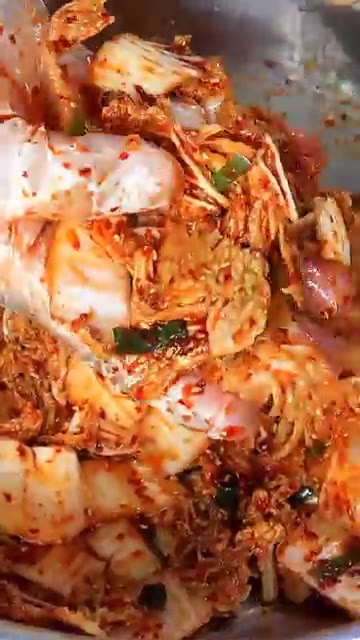 매실청이 겉절이의 맛을 좋게 한다. 완성된 겉절이를 반찬통에 담는다. — 1500원으로 만드는 5분 컷 극락 겉절이!