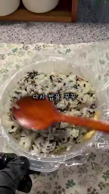 참치에 마요네즈와 후추를 넣고 섞어줍니다. — 추억의 맛! 냉장고 털어 만든 봉구스 밥버거 밀프랩