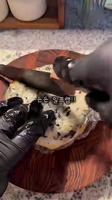 랩을 깐 그릇에 밥을 깔고 참치, 계란 프라이, 볶은 김치를 올린… — 추억의 맛! 냉장고 털어 만든 봉구스 밥버거 밀프랩