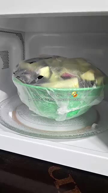 가지를 먹기 좋은 크기로 썬다. — 시골밥상 가지무침