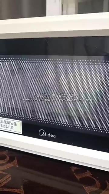 전자레인지 용기에 가지를 담고 랩을 씌워 2분간 돌린다. — 시골밥상 가지무침