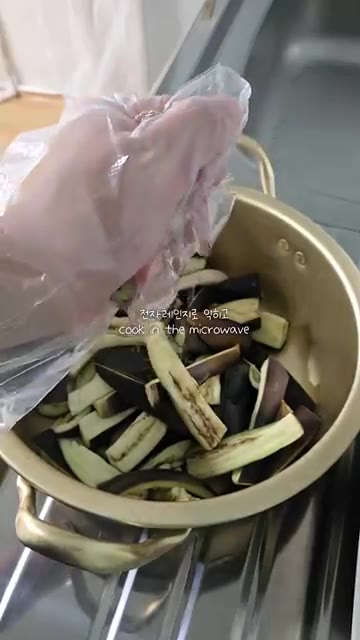 전자레인지에 돌린 가지를 냄비에 담는다. — 시골밥상 가지무침
