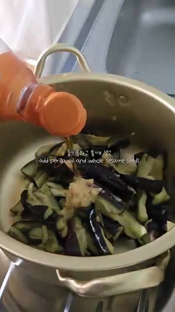 다진 마늘 1큰술과 간장 1큰술을 넣는다. — 시골밥상 가지무침