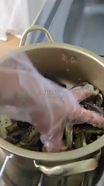 참기름 1큰술과 통깨 1큰술을 넣는다. — 시골밥상 가지무침