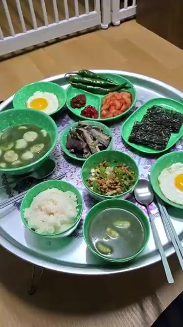 손으로 조물조물 무친다. — 시골밥상 가지무침