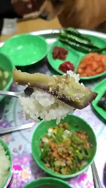 맛있게 무쳐진 가지무침을 접시에 담는다. — 시골밥상 가지무침