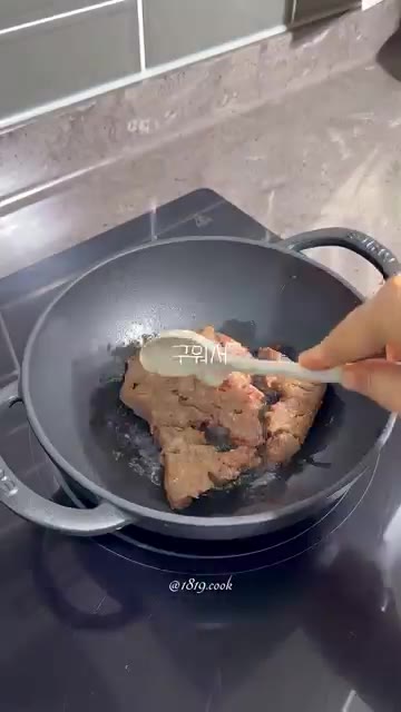 팬에 한우 떡갈비를 넣고 구워준다. — 초간단 한그릇 콩나물밥 레시피