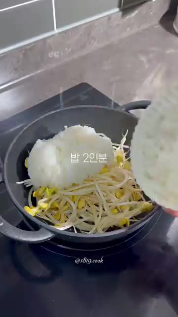 팬에 콩나물을 넣고 볶아준다. — 초간단 한그릇 콩나물밥 레시피