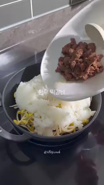 밥을 넣고 콩나물과 함께 볶아준다. — 초간단 한그릇 콩나물밥 레시피