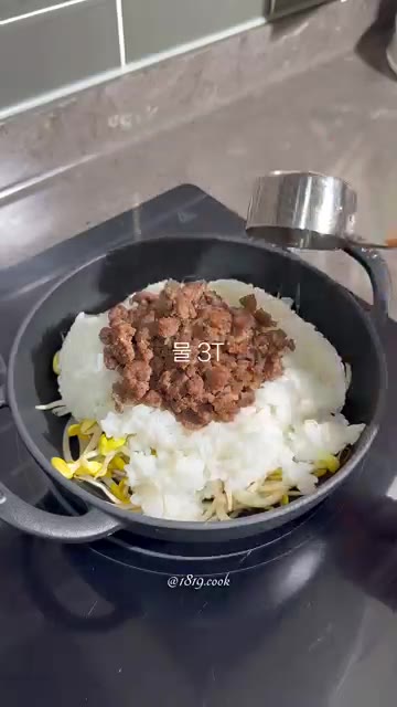 물 3T와 미림 1T를 넣고 섞어준다. — 초간단 한그릇 콩나물밥 레시피