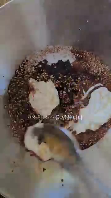 곱게 간 깨 3큰술, 마요네즈 3큰술, 진간장 2작은술, 설탕 1작… — 고급스러운 참깨드레싱 연근 새우 샐러드