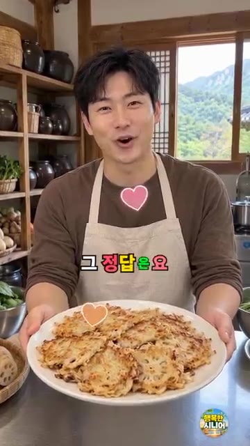 기름을 두른 팬에 반죽을 한 숟가락씩 떠서 앞뒤로 노릇하게 부쳐줍니… — 겉은 쫀득하고 속은 아삭한 연근전 부치는 법