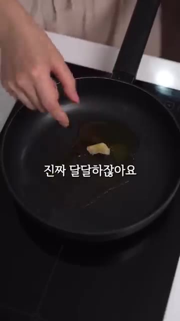 팬에 식용유를 두르고 다진 마늘을 볶다가 채 썬 양배추를 넣고 살짝… — 요즘 아침에 이것만 먹어요 #레시피