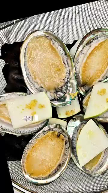 팬에 기름 없이 차돌박이를 노릇하게 볶아줍니다. — 입안에서 녹는 역대급 풍미 폭발 치트키 삼합! 전복 표고 차돌삼합