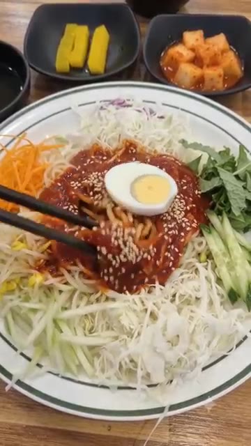 쫄면 사리를 삶아 찬물에 헹궈 물기를 뺀다. — 아삭한 채소와 매콤달콤 양념의 환상 조합! 탱글한 야채 쫄면 🍜
