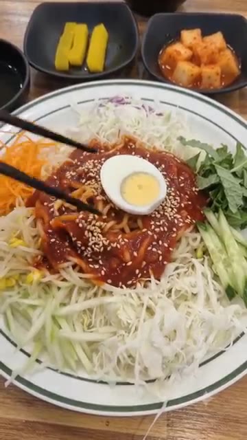 볼에 고추장 2큰술, 설탕 1큰술, 식초 1큰술, 간장 1/2큰술,… — 아삭한 채소와 매콤달콤 양념의 환상 조합! 탱글한 야채 쫄면 🍜