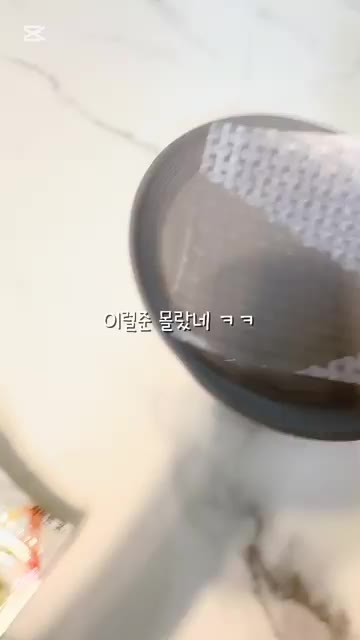 불닭볶음면을 조리한 후, 라이스페이퍼를 뜨거운 물에 적셔 접시에 펼친다. — 불닭쌈 만들기