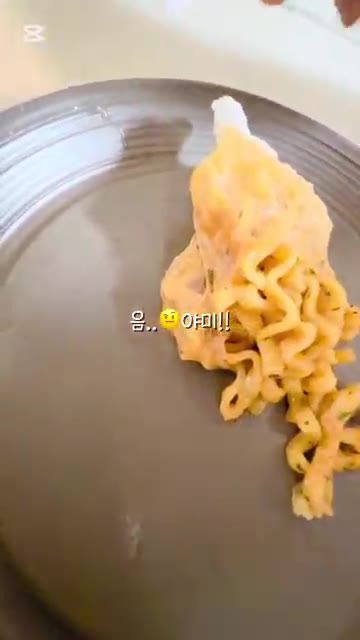 감싼 불닭볶음면을 접시에 담아 맛있게 먹는다. — 불닭쌈 만들기