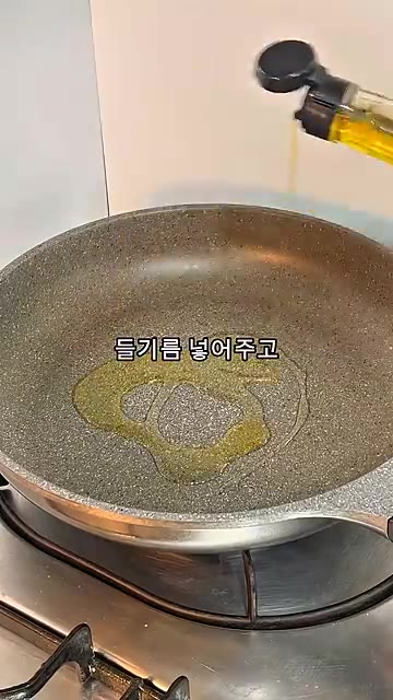 프라이팬에 올리브유를 두르고 들기름을 넣어준다. — 들기름 계란 간장밥