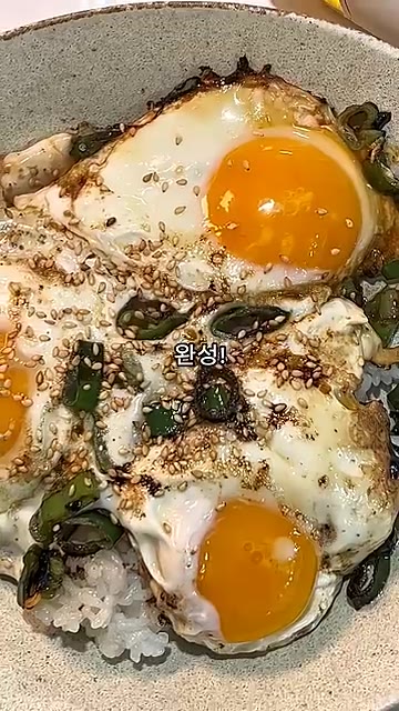 간장 한 스푼을 계란 위에 둘러준다. — 들기름 계란 간장밥