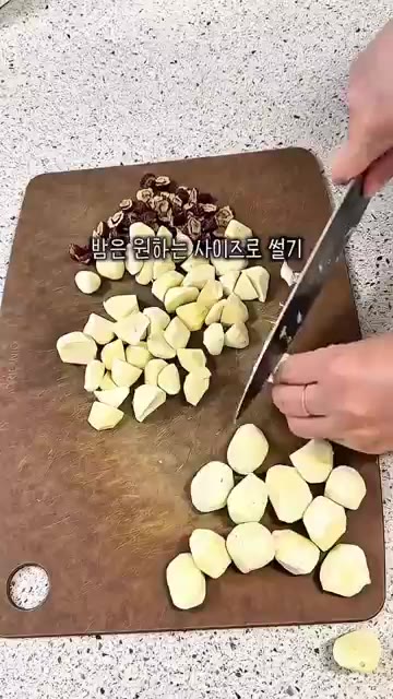 찹쌀을 깨끗이 씻어 3시간 이상 불려주세요. — 전기밥솥으로 만드는 쫀득하고 달달한 약밥 레시피