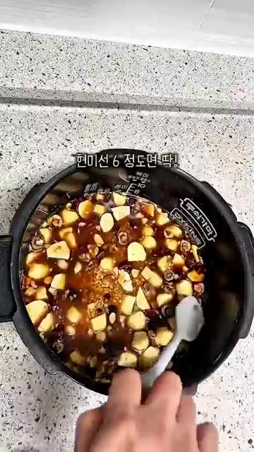 물 2컵, 흑설탕 1과 1/2컵, 진간장 8큰술, 소금 1/2큰술을… — 전기밥솥으로 만드는 쫀득하고 달달한 약밥 레시피