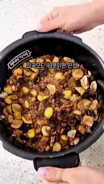 불린 찹쌀에 밤, 대추, 건포도, 건과류를 넣고 양념물을 부어주세요… — 전기밥솥으로 만드는 쫀득하고 달달한 약밥 레시피