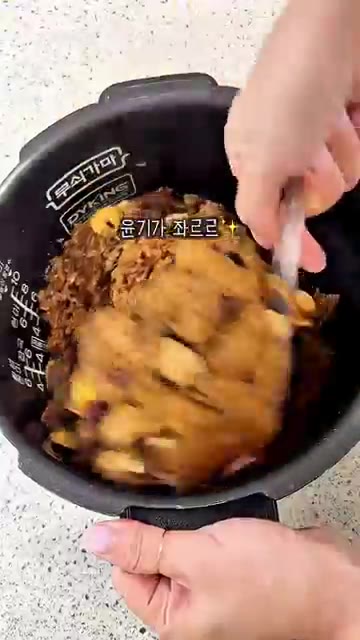 밥솥에 불린 찹쌀과 밤, 대추, 건포도, 건과류를 넣고 양념물과 물… — 전기밥솥으로 만드는 쫀득하고 달달한 약밥 레시피