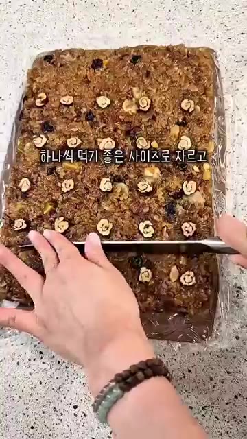 쟁반이나 바트에 약밥을 골고루 펴 담고 손에 참기름을 발라 꼭꼭 눌… — 전기밥솥으로 만드는 쫀득하고 달달한 약밥 레시피