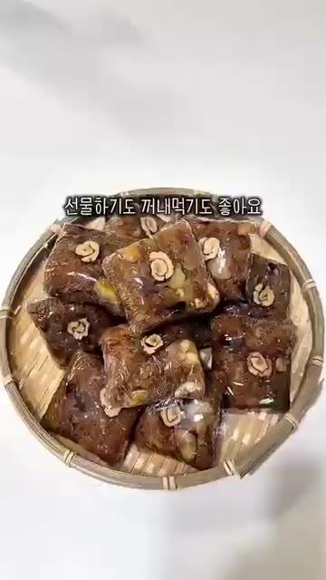 대추 꽃으로 장식하고 랩을 덮어 한 김 식혀주세요. — 전기밥솥으로 만드는 쫀득하고 달달한 약밥 레시피