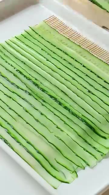 찜기에 썰어둔 감자와 당근, 계란을 넣고 찐다. — 다이어트할 때 무조건 저장! 아삭함 폭발 오이 에그샐러드 롤 🥒🥔