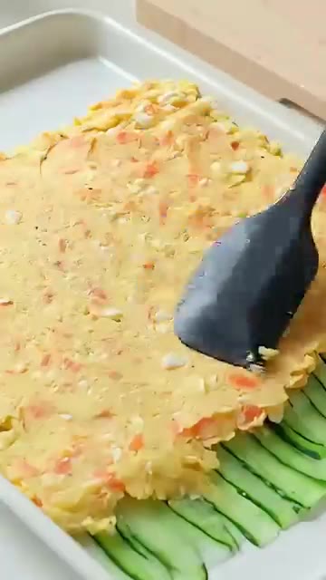 김발 위에 얇게 썬 오이를 겹쳐 깔고, 그 위에 감자 에그샐러드 소… — 다이어트할 때 무조건 저장! 아삭함 폭발 오이 에그샐러드 롤 🥒🥔