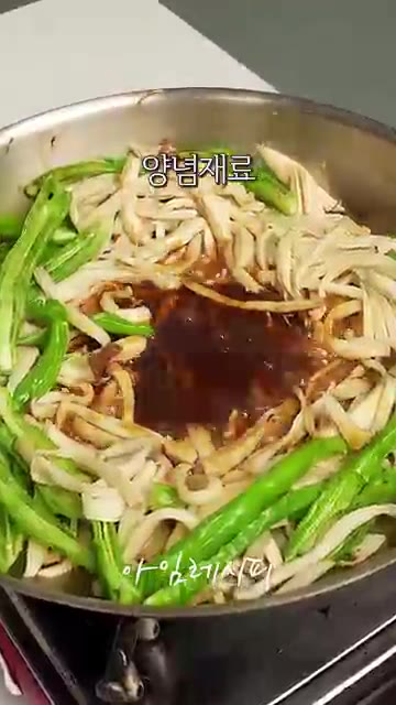 양념장을 모두 넣고 졸이듯 센 불에서 볶아준다. — 버섯 볶음