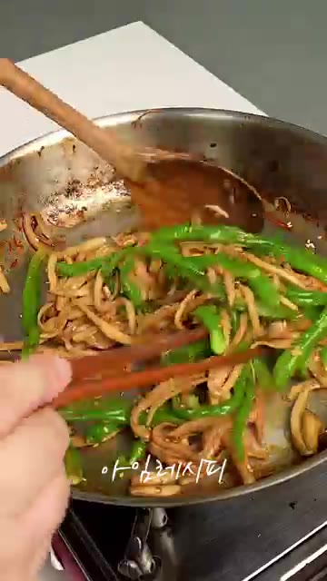 시간이 지나도 물이 생기지 않는 맛있는 버섯 볶음이 완성된다. — 버섯 볶음