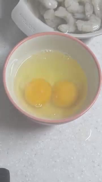 그릇에 계란 2개를 깨뜨려 넣고 잘 풀어준다. — 간단 계란 새우 덮밥 만들기