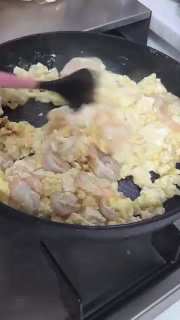 간장 1큰술과 참기름 1/2큰술을 넣고 모든 재료를 고루 섞으며 볶… — 간단 계란 새우 덮밥 만들기