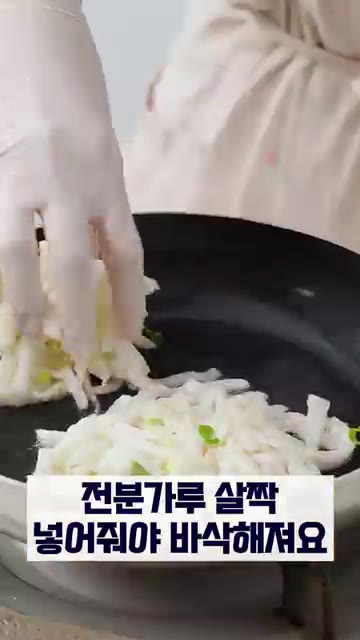 팬에 식용유를 두르고 반죽을 올려 앞뒤로 노릇하게 구워줍니다. 굽는… — 이거 감자 아니에요! 달달한 전 땡길타임~🍳
