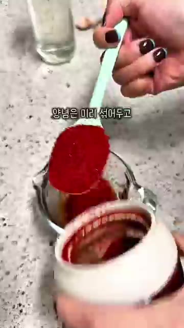 무는 도톰하게 썰어 1.2L의 물과 함께 끓입니다. — 쌀쌀한 날씨엔 뜨끈하고 얼큰한 동태탕