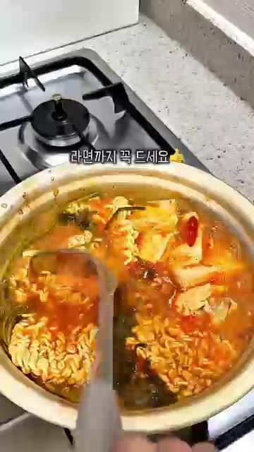 마지막으로 라면사리까지 넣어 맛있게 즐깁니다. — 쌀쌀한 날씨엔 뜨끈하고 얼큰한 동태탕