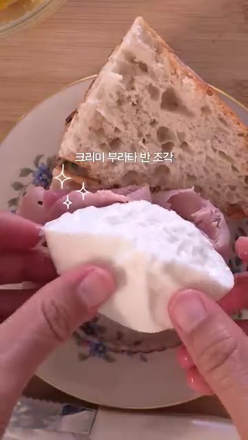 섞어둔 레몬 제스트와 꿀을 부라타 치즈 위에 듬뿍 올린다. — 상큼함이 킥! 잠봉 부라타 레몬 샌드위치 레시피