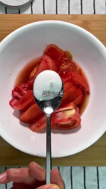 볼에 토마토를 담고 쯔유 2큰술, 레몬즙 2큰술, 설탕 2큰술, 다… — 토마토 하나로 만드는 여름 메밀소바
