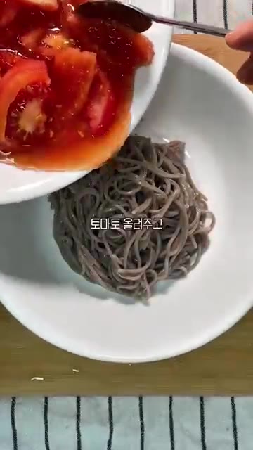 재워둔 토마토를 메밀면 위에 올려주세요. — 토마토 하나로 만드는 여름 메밀소바