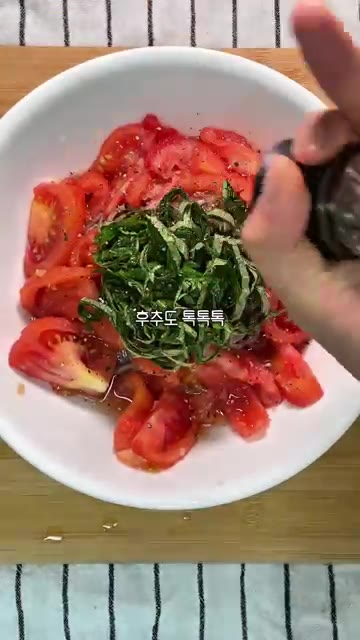 후추를 톡톡 뿌리고 마무리로 얼음까지 올려주세요. — 토마토 하나로 만드는 여름 메밀소바